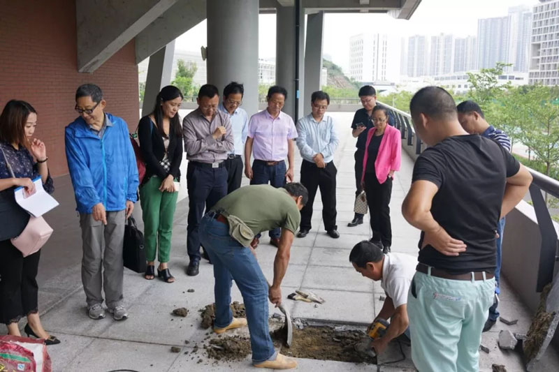 調研人員對項目的進(jìn)行防水效果檢查